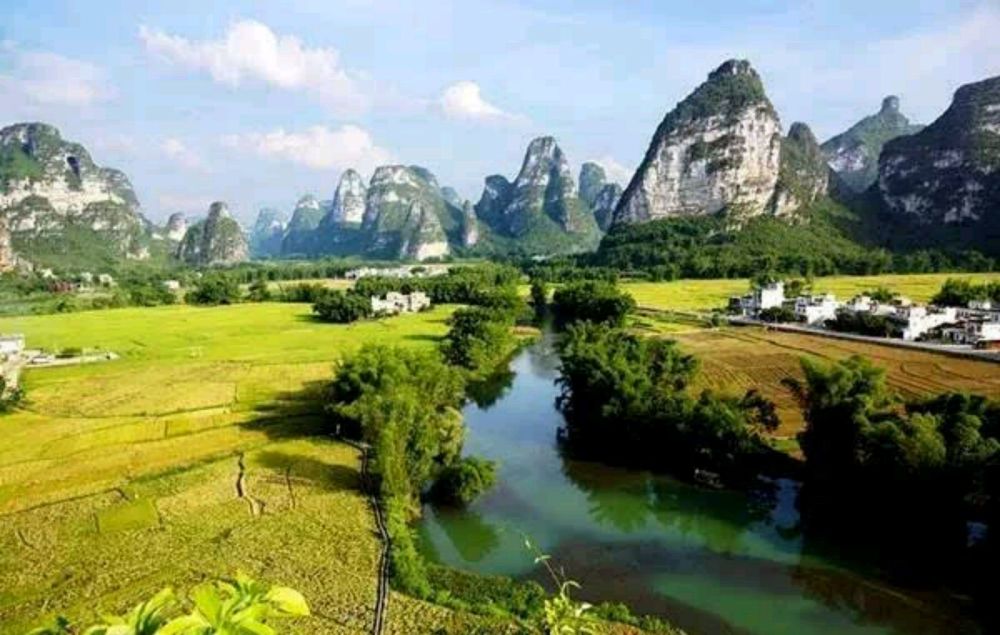 广西古桥美景，阳光下的欢声笑语与蜿蜒江水