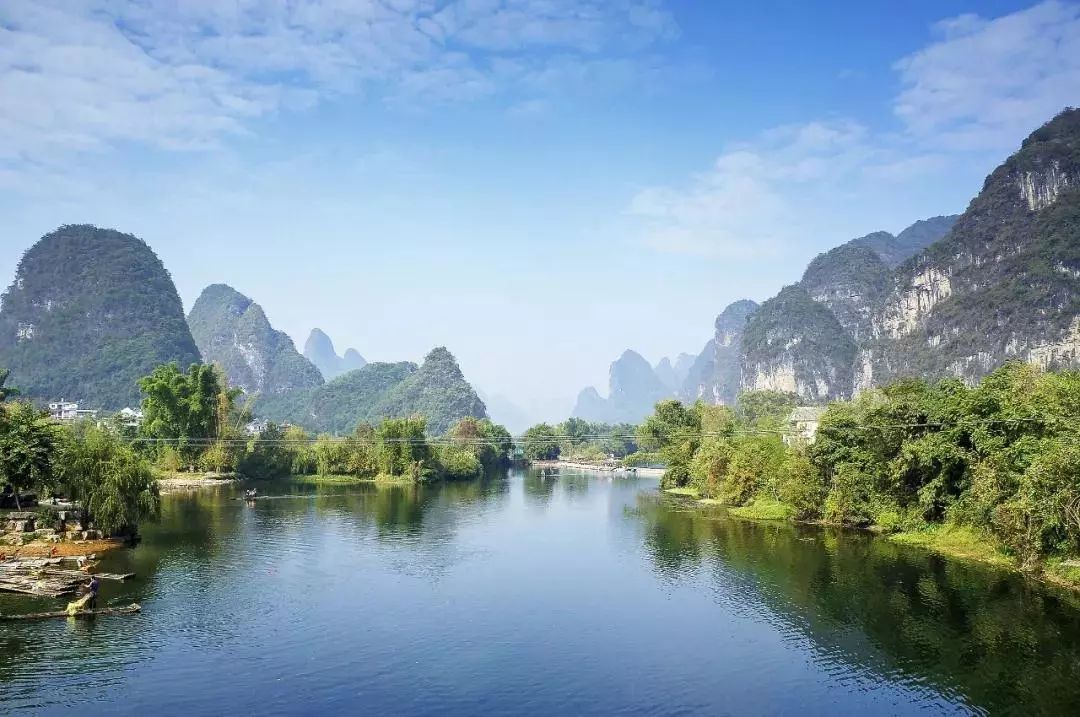 广西古桥美景,阳光下的欢声笑语与蜿蜒江水